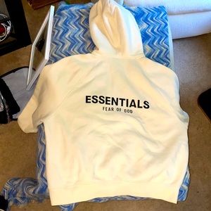 Medium Essentials Fear Of God Hoodi, great condition. Like new.